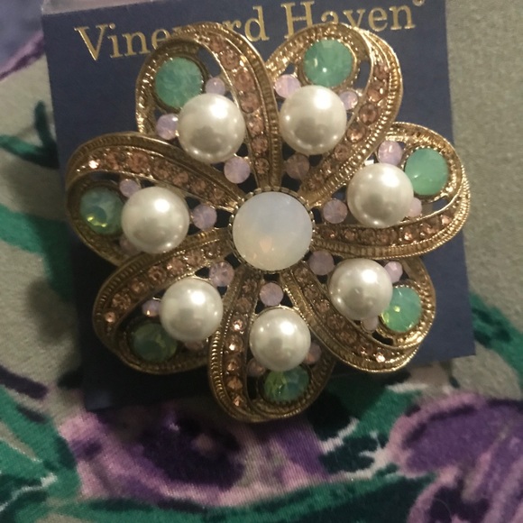 VINEYARD HAVEN brooch. Pearls and crystals. - Picture 3 of 5